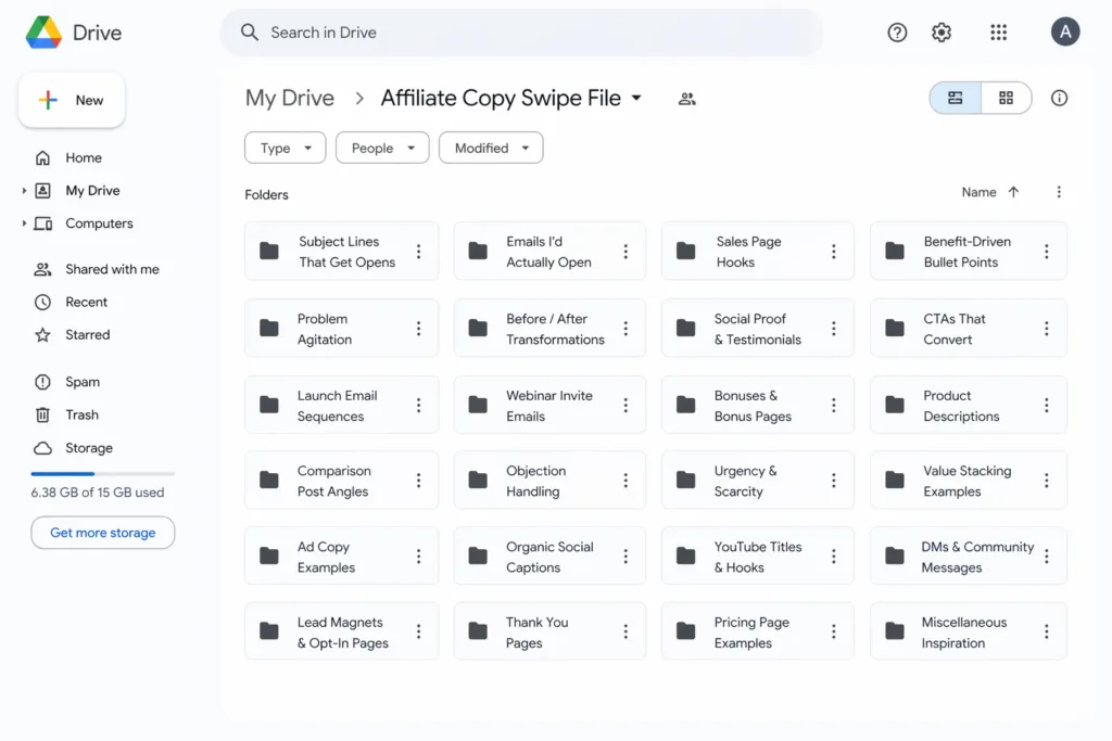 Dossier Google Drive montrant un fichier swipe organisé avec des dossiers étiquetés par cas d'utilisation comme les lignes d'objet, les emails, les accroches de vente, les témoignages et les CTA.